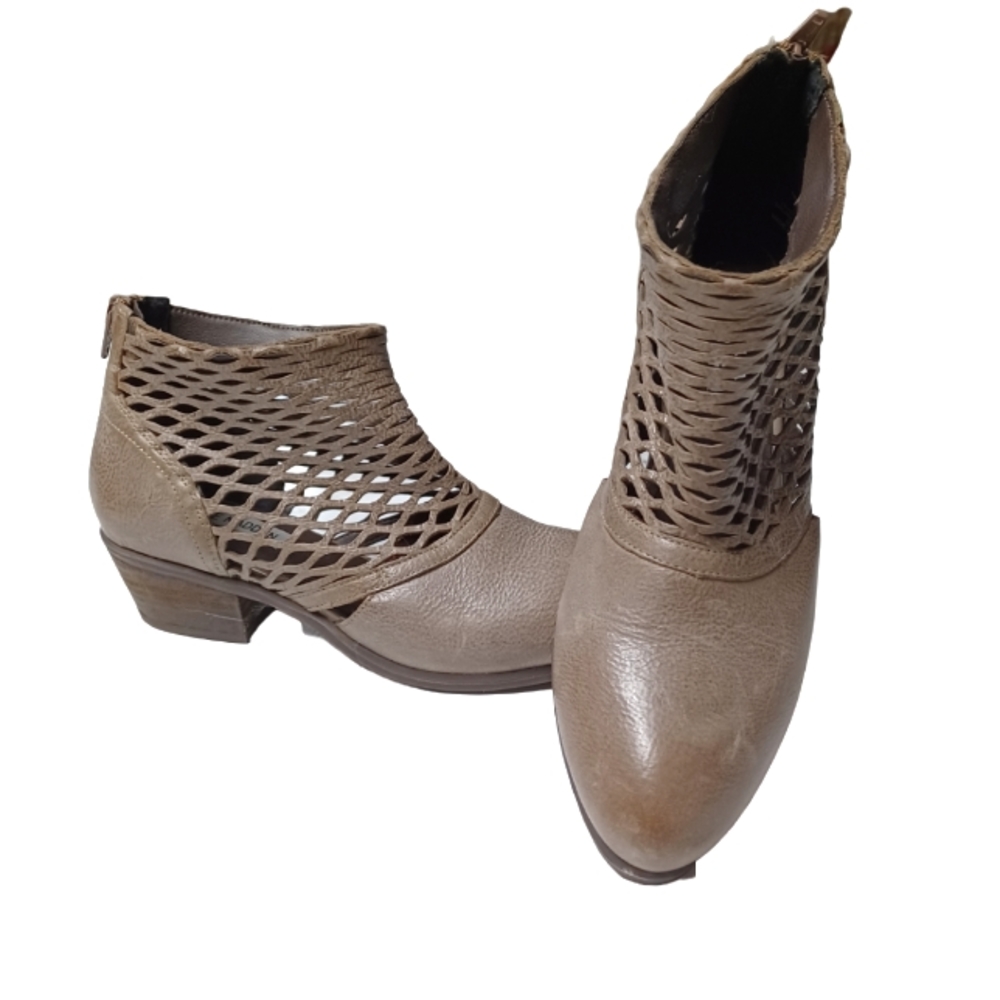 STEVE MADDEN "NEVALIA" LEATHER BOOTIES SIZE 9.5